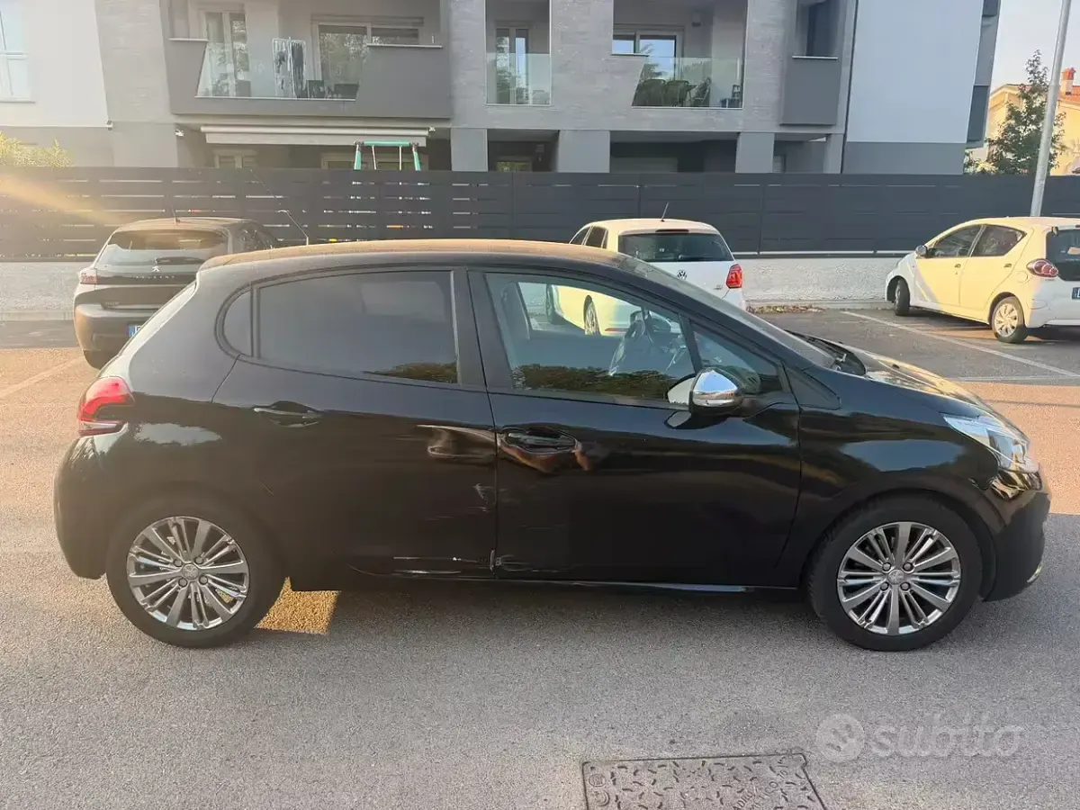 Usata Peugeot 208 82 CV (60 kW) 2019 Nero Utilitaria