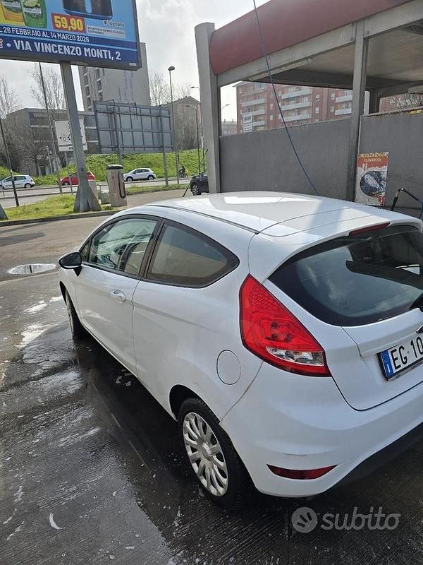 Usata Ford Fiesta 70 CV (51 kW) 2011 Bianco Utilitaria