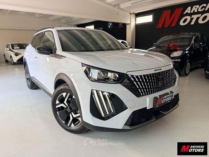 Usata Peugeot 2008 Allure 102 CV (75 kW) 2023 Grigio chiaro SUV