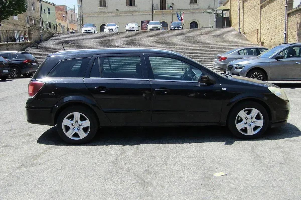 Usata Opel Astra Enjoy 125 CV (91 kW) 2009 Nero Station wagon