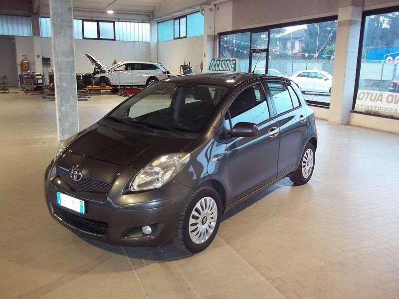 Grigio Usata 2010 Toyota Yaris Executive Tre volumi | 5400 € (Buon prezzo) - Immagine 1/4