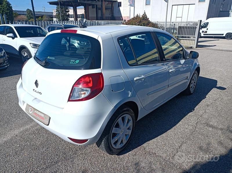 Usata Renault Clio II Initiale 101 CV (74 kW) 2011 Bianco Berlina