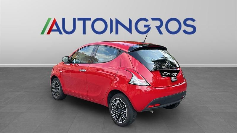 Usata Lancia Ypsilon Gold 69 CV (50 kW) 2023 Rosso Utilitaria