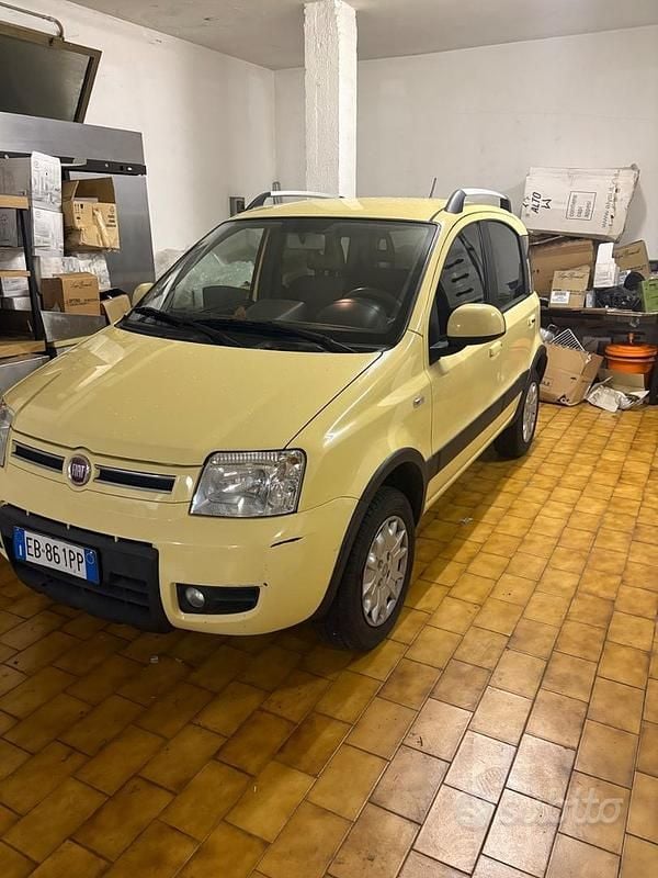Giallo Usata 2010 Fiat Panda 4x4 Climbing Due volumi | 4600 € (Ottimo prezzo) - Immagine 1/4