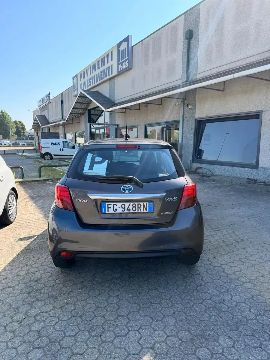 Usata Toyota Yaris Hybrid Style 73 CV (53 kW) 2016 Grigio Berlina