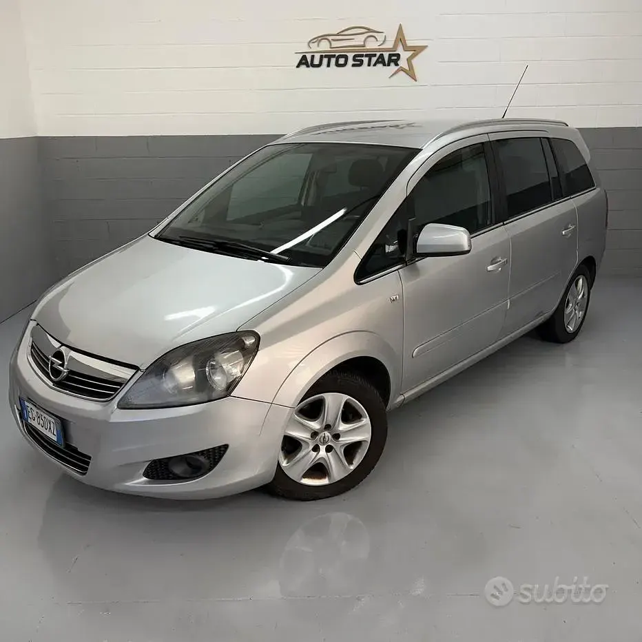 Usata Opel Zafira 110 CV (80 kW) 2011 Grigio Monovolume