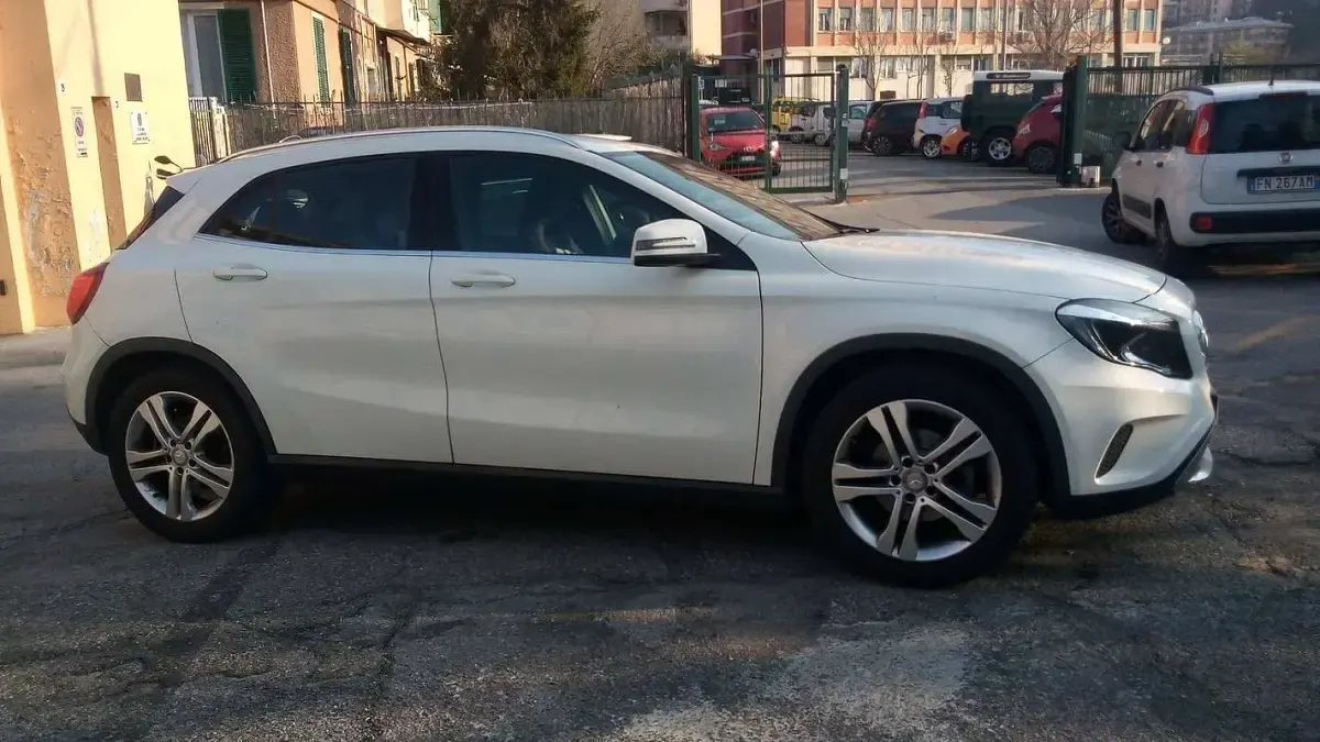 Usata Mercedes GLA200 136 CV (100 kW) 2015 Bianco SUV