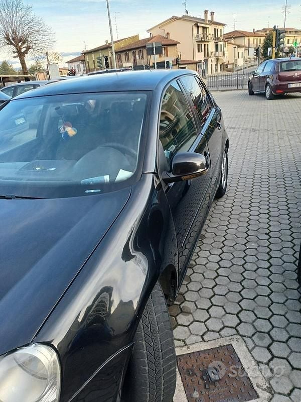 Usado VW Golf V 105 CV (77 kW) 2007 Negro Utilitario