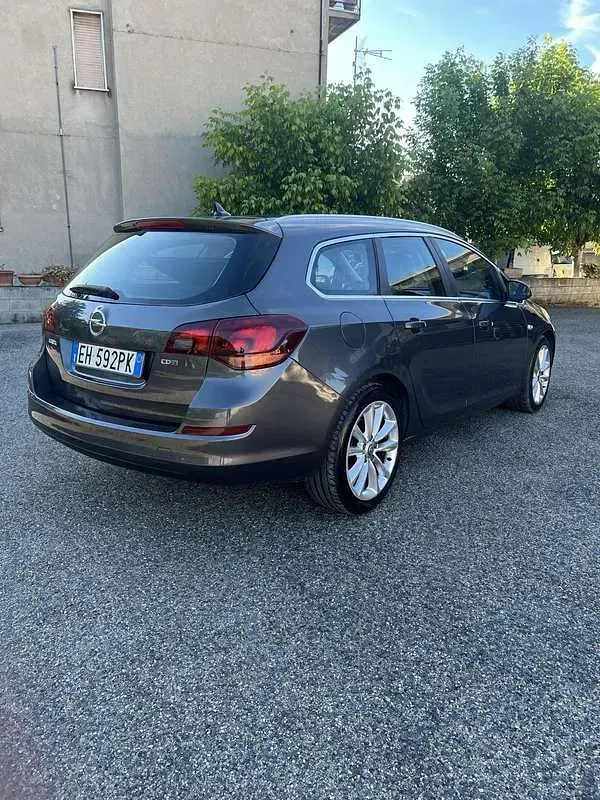 Usata Opel Astra Cosmo 125 CV (91 kW) 2011 Grigio Station wagon