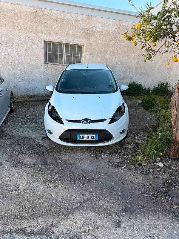 Usata Ford Fiesta Titanium 96 CV (70 kW) 2010 Bianco Utilitaria