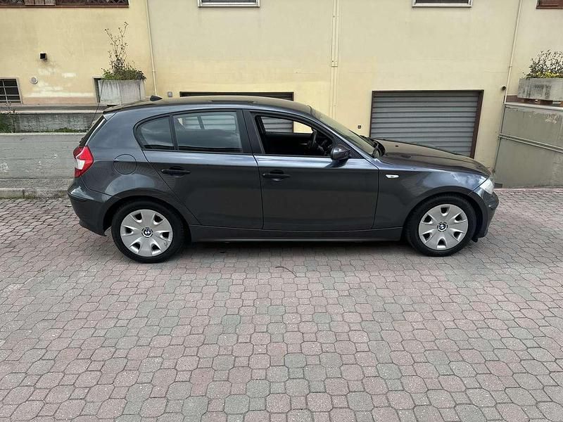 Usata BMW 118 122 CV (89 kW) 2006 Grigio Utilitaria
