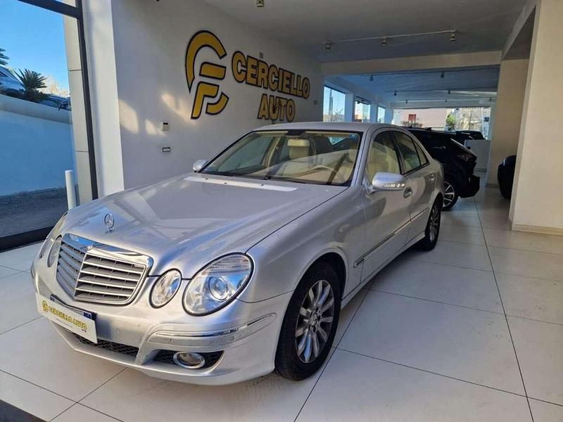 Usata Mercedes E220 Elegance 170 CV (125 kW) 2007 Grigio pastello Berlina