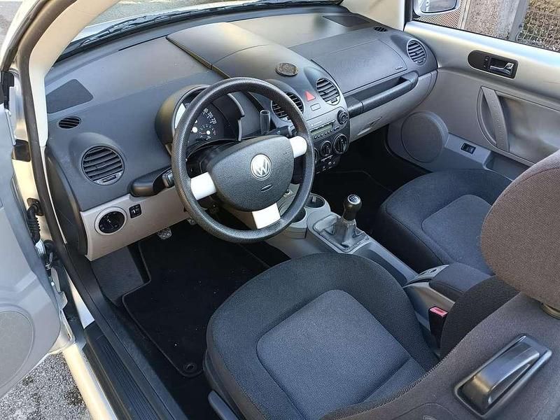 Usata VW New Beetle 102 CV (75 kW) 2004 Argento Utilitaria
