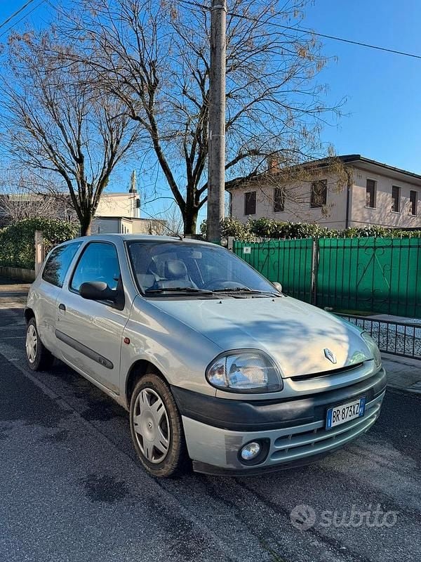 Blu Usata 2001 Renault Clio II Berlina | 1000 € (Buon prezzo) - Immagine 1/4