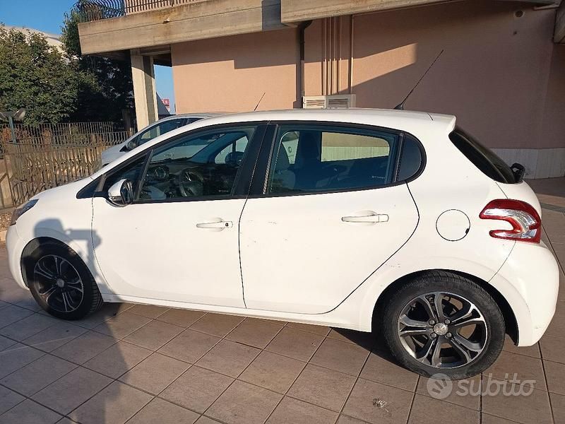 Usata Peugeot 208 68 CV (50 kW) 2015 Bianco Utilitaria