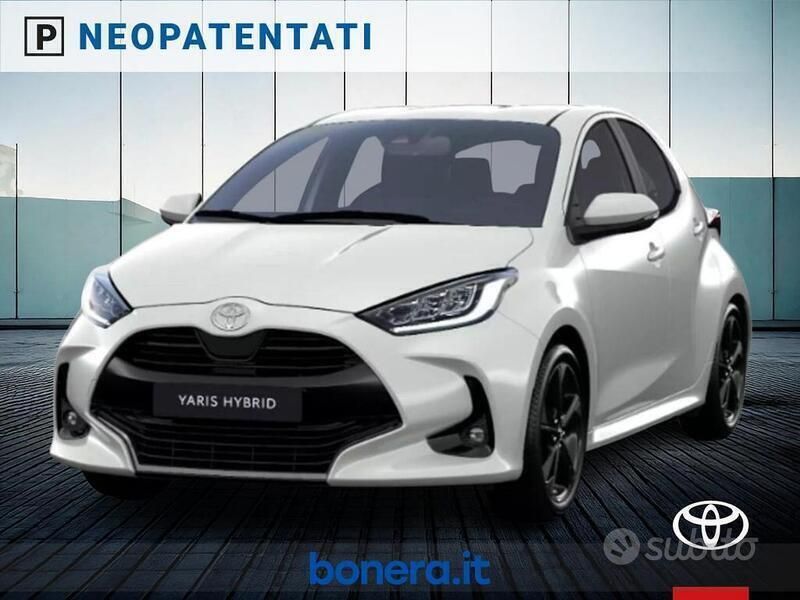 Platinum pearl white Nuova 2025 Toyota Yaris Hybrid Lounge Tre volumi | 25.900 € (Buon prezzo) - Immagine 1/4