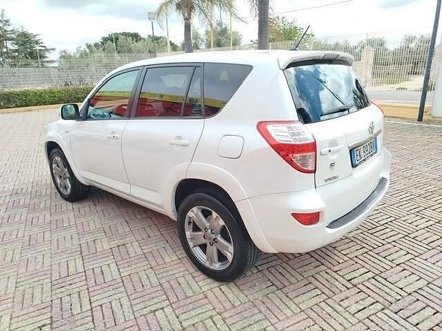 Usata Toyota RAV4 Executive 177 CV (130 kW) 2011 Bianco SUV