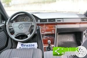 Usata Mercedes E200 Elegance 136 CV (100 kW) 1994 Argento pastello Berlina