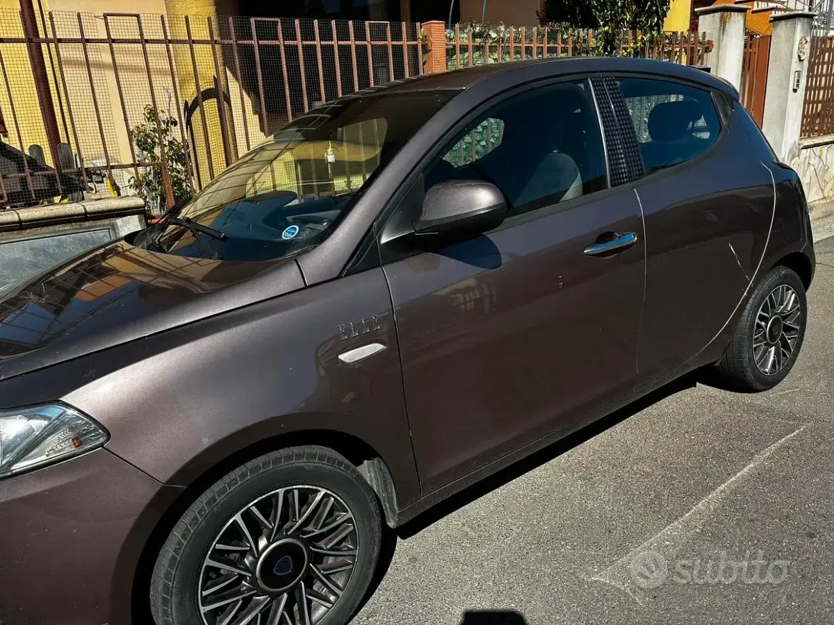 Usata Lancia Ypsilon 95 CV (69 kW) 2015 Marrone Utilitaria