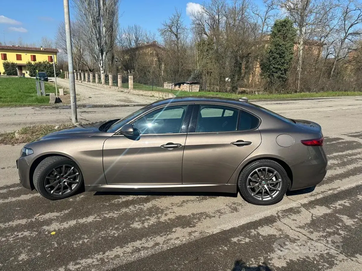 Usata Alfa Romeo Giulia 150 CV (110 kW) 2017 Grigio Berlina