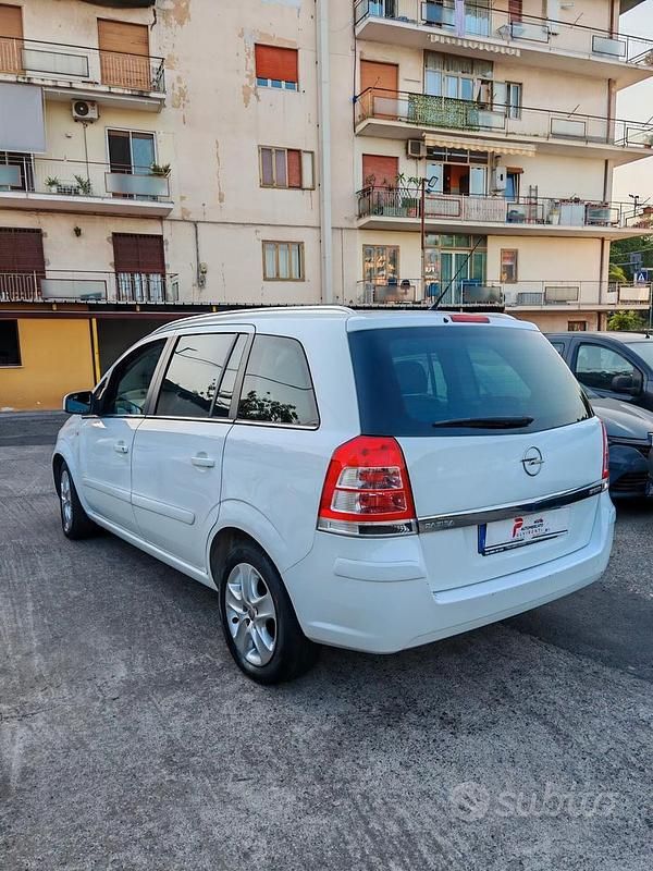Usata Opel Zafira Business 110 CV (80 kW) 2012 Bianco Monovolume