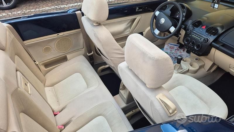Usata VW New Beetle 101 CV (74 kW) 2005 Blu Utilitaria