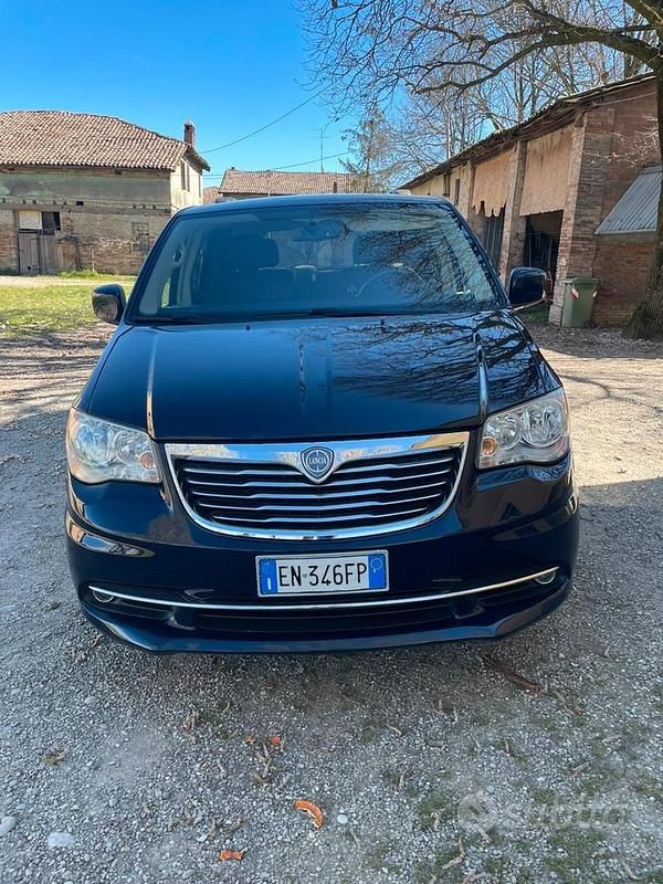 Usata Lancia Voyager 177 CV (130 kW) 2012 Blu Monovolume