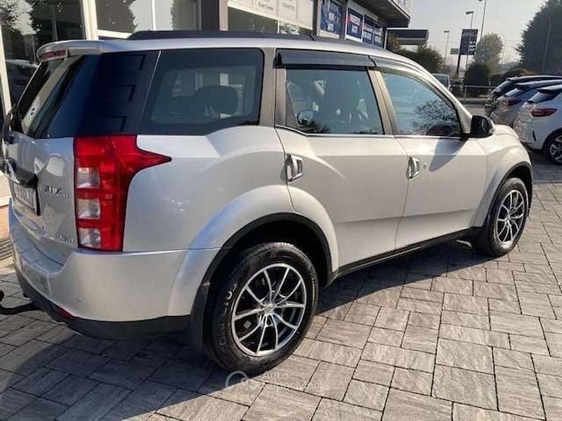 Usata Mahindra XUV500 140 CV (102 kW) 2019 Argento SUV