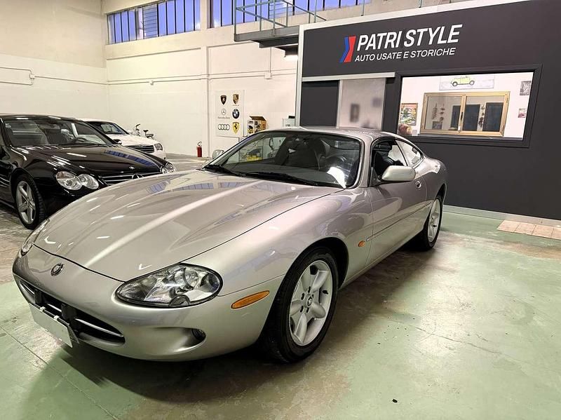 Argento Usata 1998 Jaguar XK8 Coupé | 16.389 € (Super prezzo) - Immagine 1/4