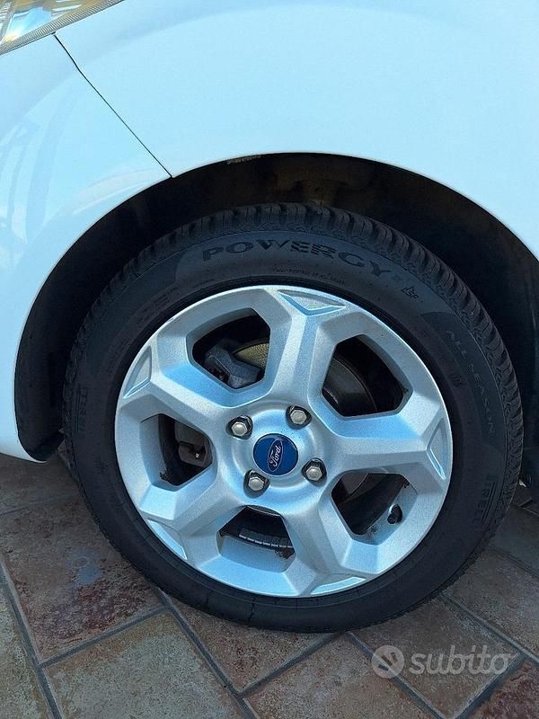Usata Ford Fiesta 70 CV (51 kW) 2011 Bianco Utilitaria