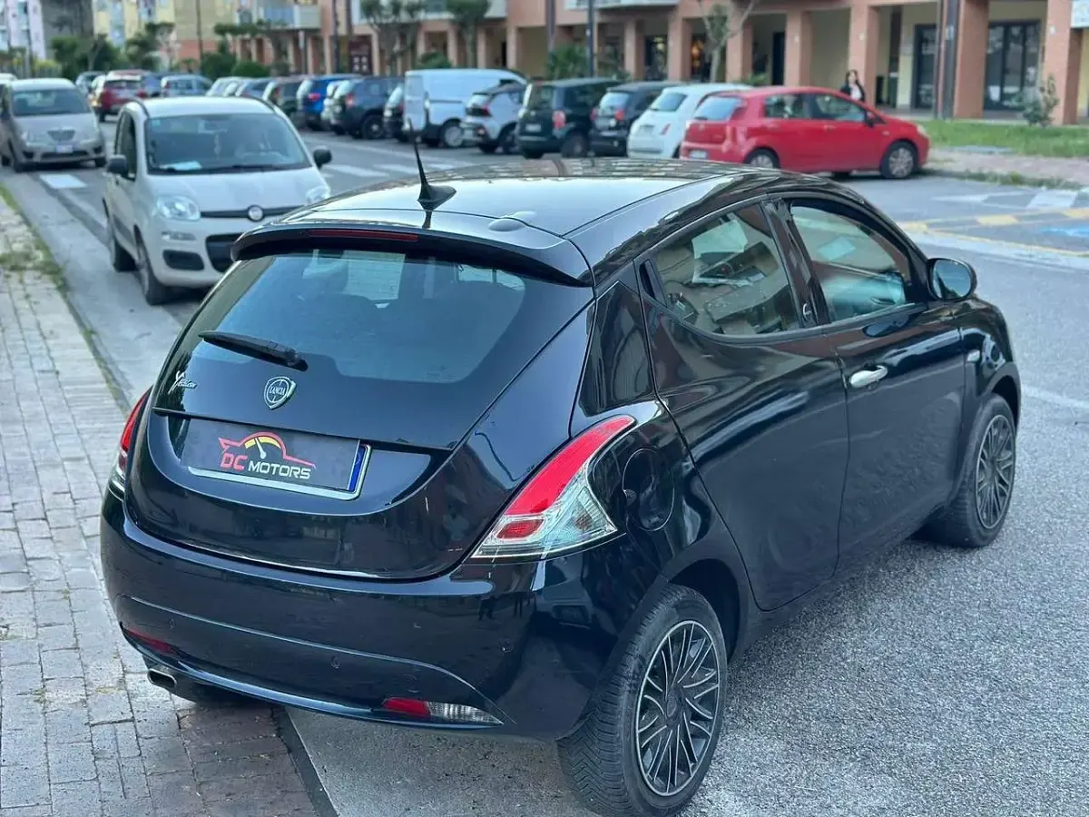 Usata Lancia Ypsilon Gold 69 CV (50 kW) 2021 Nero Utilitaria
