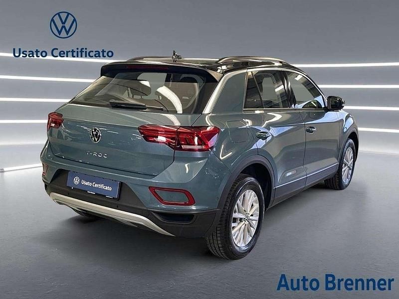 Usata VW T-Roc Life 150 CV (110 kW) 2024 Petroleum blue metallizzato ne SUV