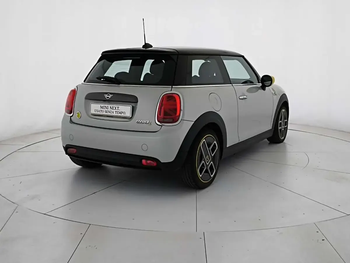 Usata Mini Cooper SE 135 kW (184 CV) 2020 White silver Utilitaria