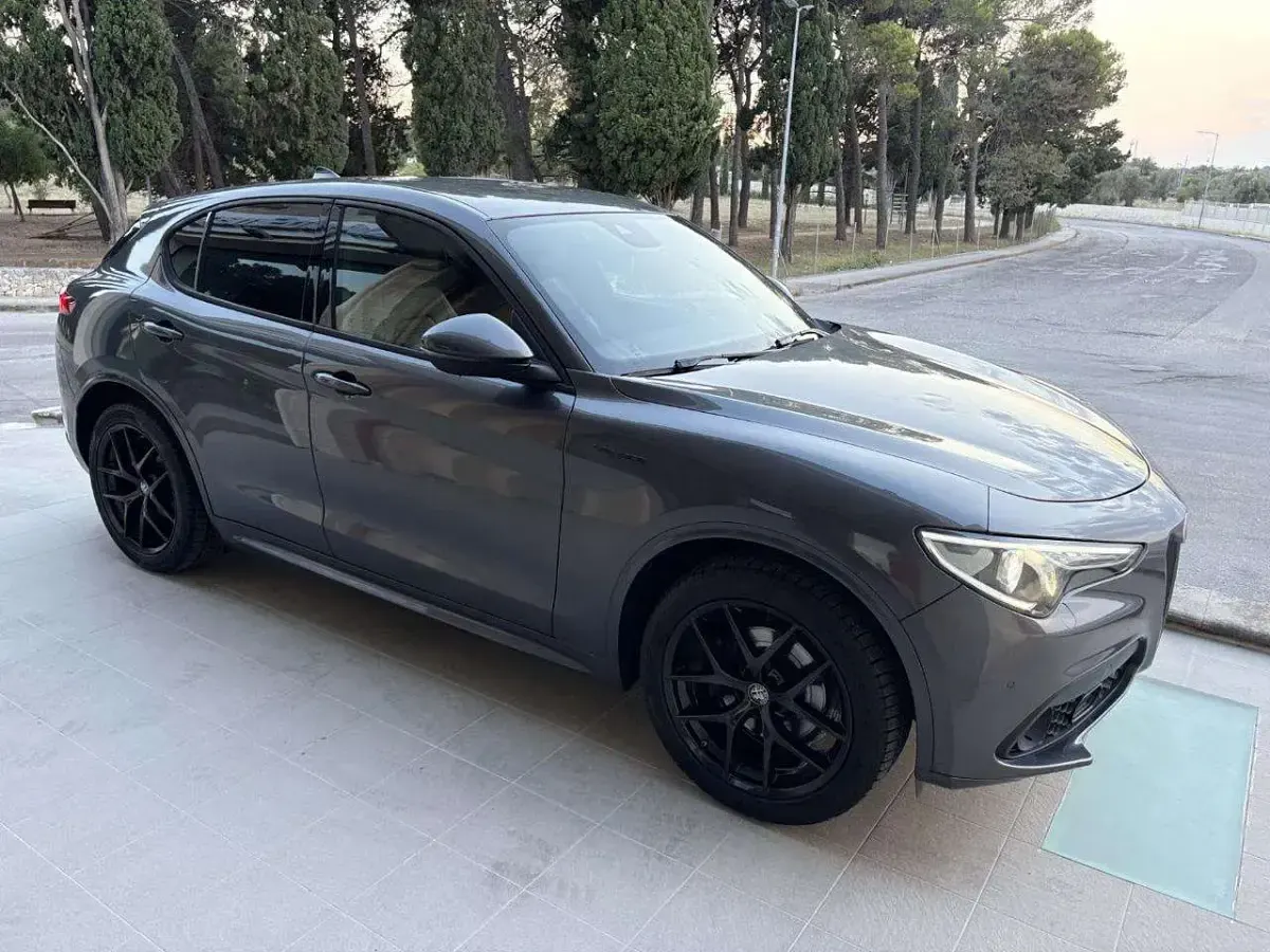 Usata Alfa Romeo Stelvio Veloce 209 CV (153 kW) 2021 Grigio scuro SUV
