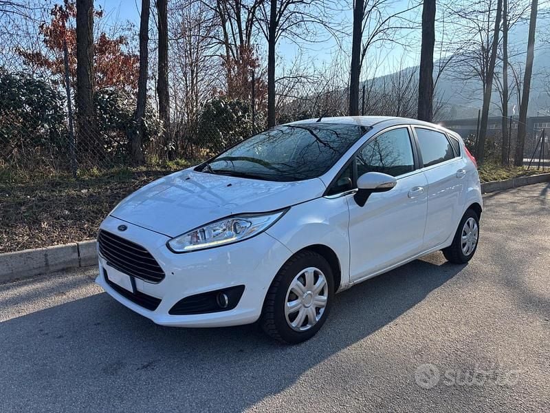 Bianco Usata 2013 Ford Fiesta Tre volumi | 4500 € (Buon prezzo) - Immagine 1/4