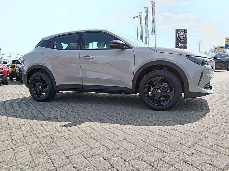 Usata Alfa Romeo Junior 145 CV (106 kW) 2025 Beige SUV