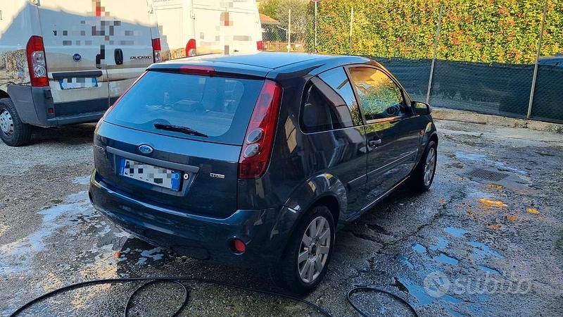 Usata Ford Fiesta 68 CV (50 kW) 2006 Utilitaria