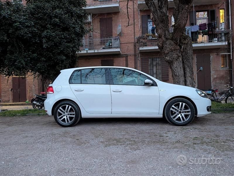 Usata VW Golf VI Comfortline 105 CV (77 kW) 2010 Bianco Utilitaria