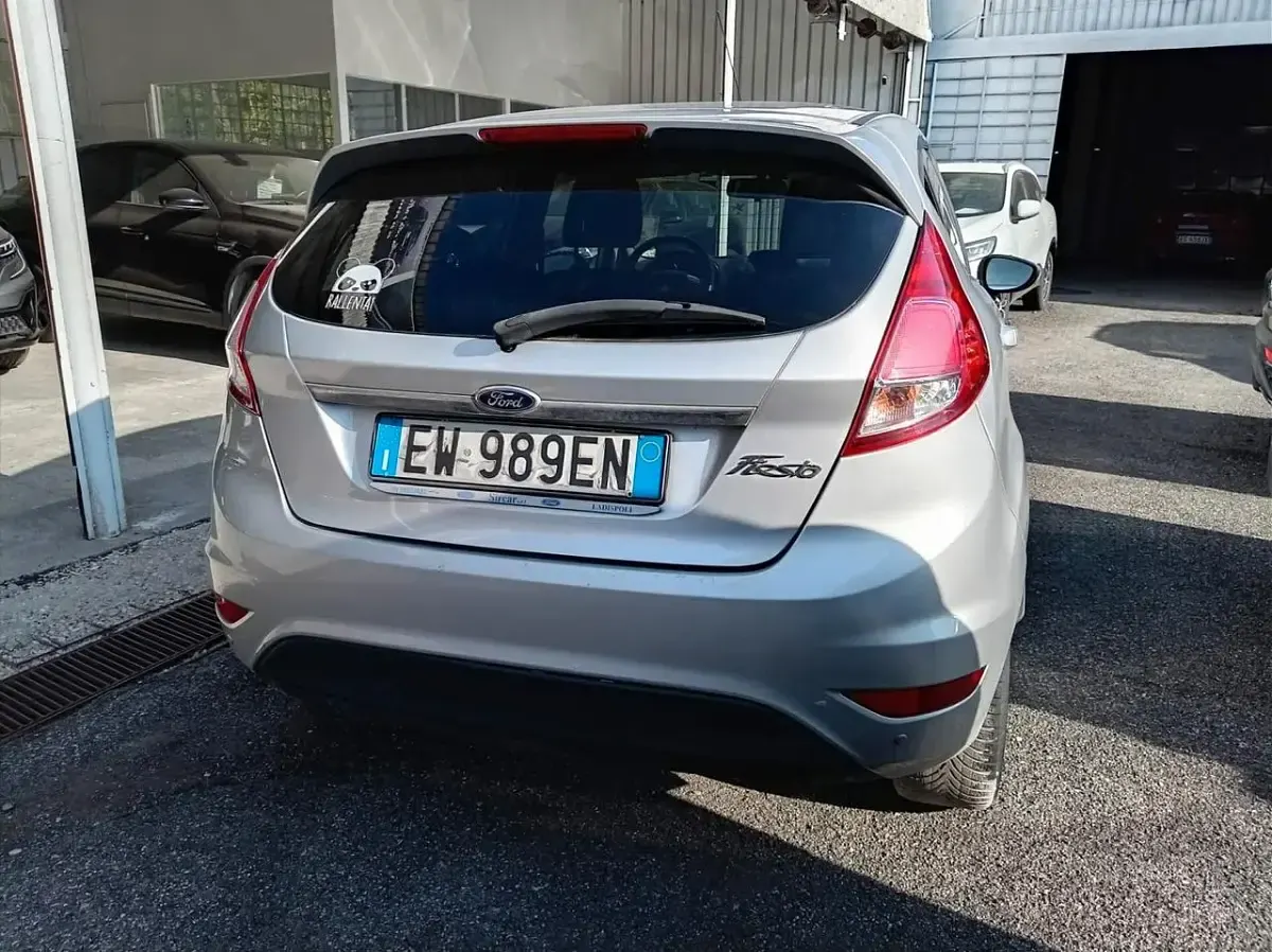 Usata Ford Fiesta 75 CV (55 kW) 2014 Argento Utilitaria