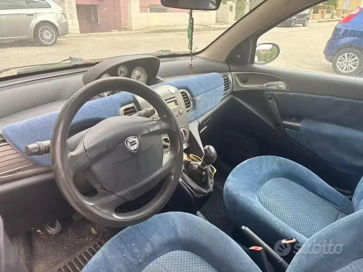 Usata Lancia Ypsilon 60 CV (44 kW) 2003 Grigio Utilitaria