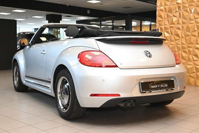 Käytetty VW Beetle Cabriolet Sport 150 HP (110 kW) 2015 Hopea Avoauto