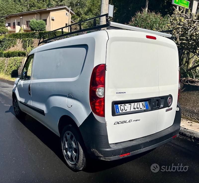Usata Fiat Doblò 105 CV (77 kW) 2021 Bianco Monovolume