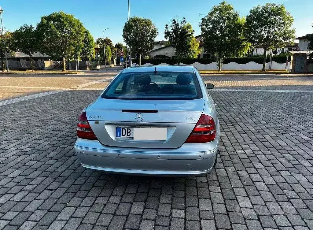 Usata Mercedes E280 190 CV (139 kW) 2006 Grigio Berlina