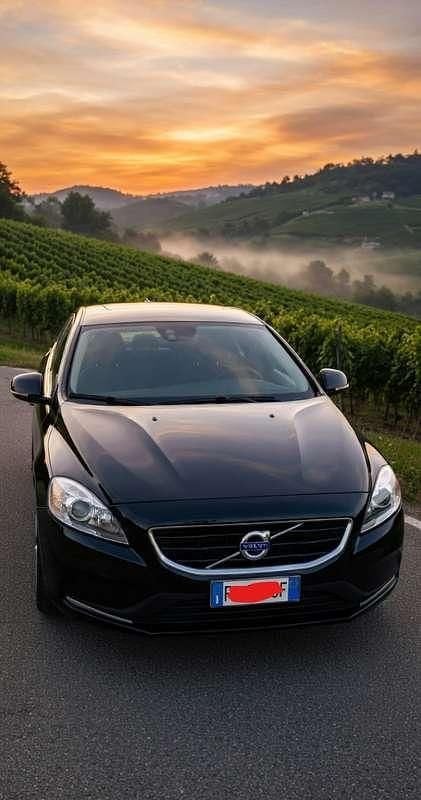 Usata Volvo V40 Momentum 120 CV (88 kW) 2016 Nero Berlina