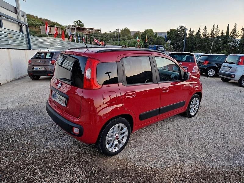 Usata Fiat Panda Lounge 85 CV (62 kW) 2013 Rosso Utilitaria
