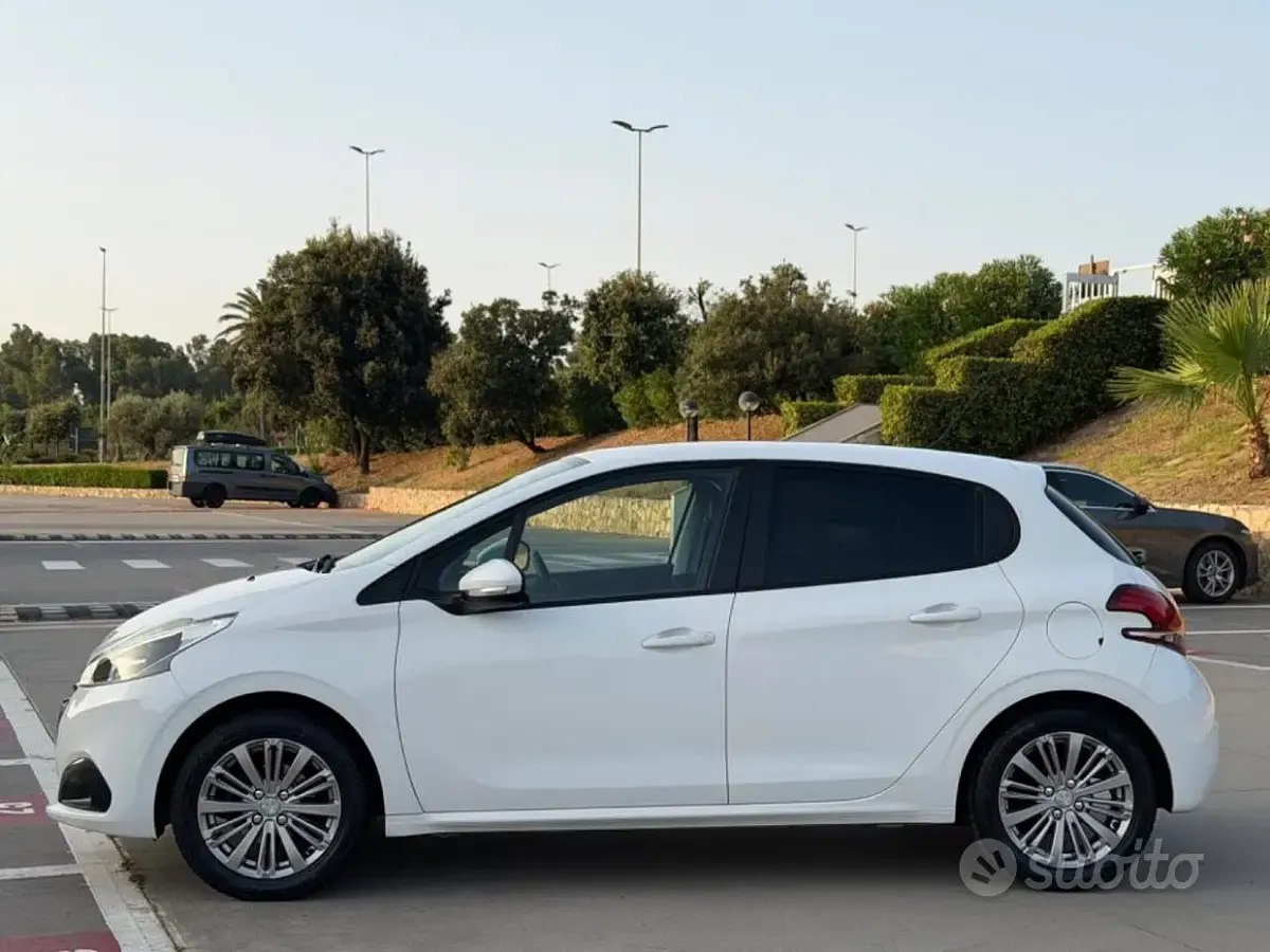 Usata Peugeot 208 Allure 82 CV (60 kW) 2018 Bianco Utilitaria