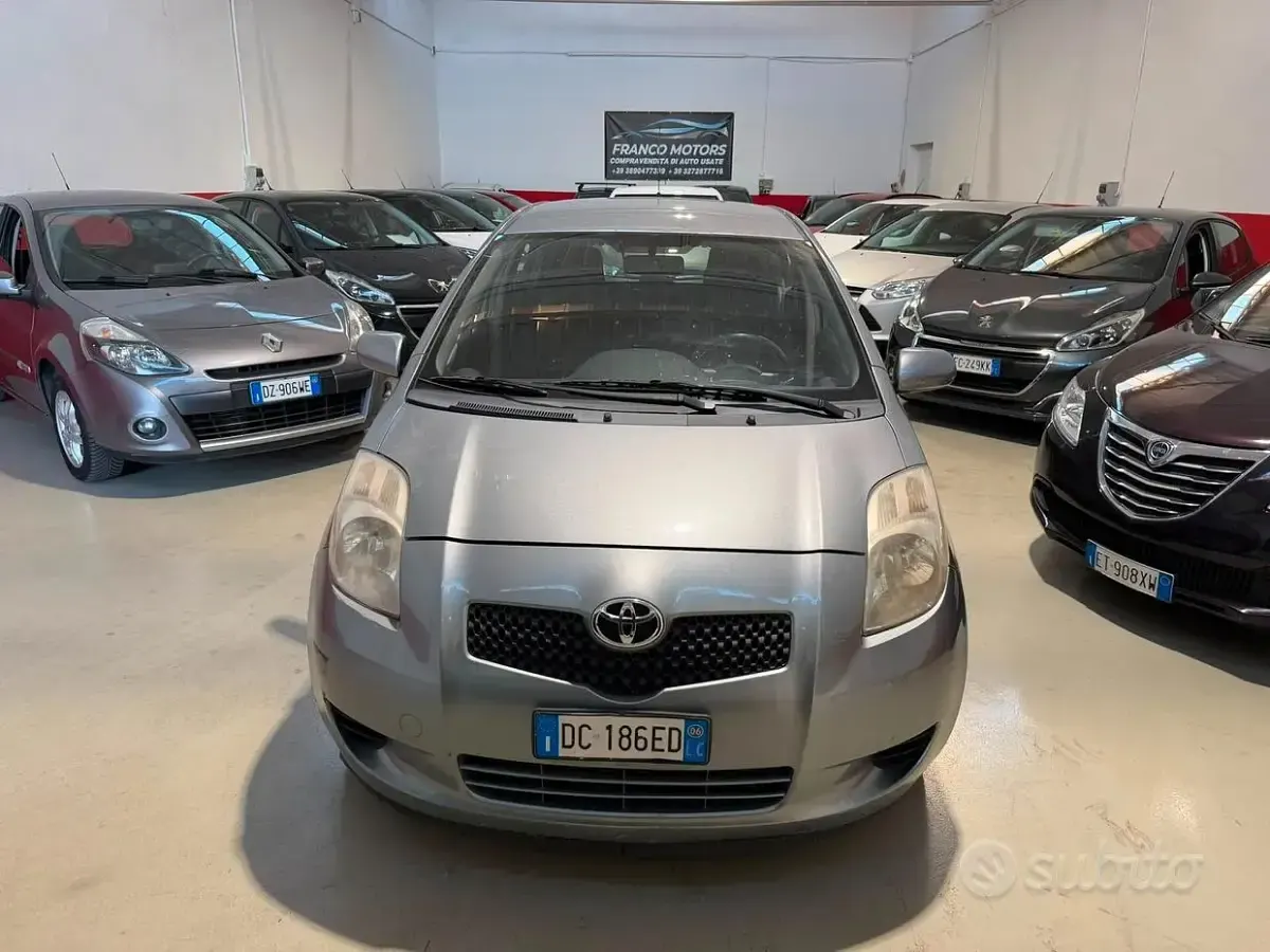 Usata Toyota Yaris 87 CV (63 kW) 2006 Grigio Berlina