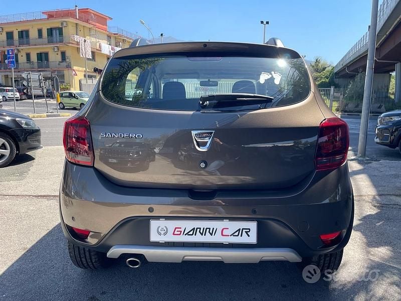 Usata Dacia Sandero Stepway 90 CV (66 kW) 2017 Grigio Berlina