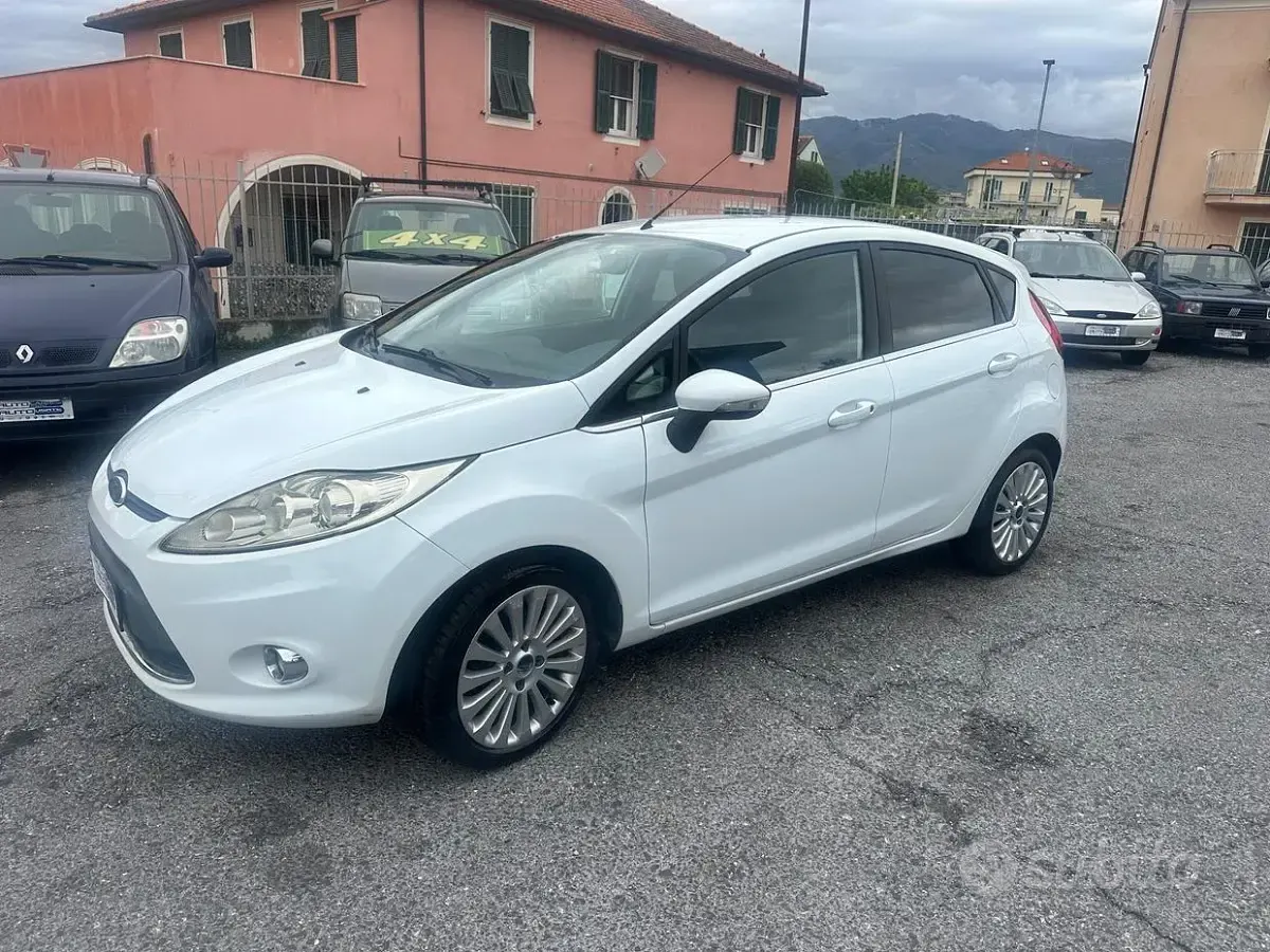 Usata Ford Fiesta Titanium 68 CV (50 kW) 2009 Bianco Berlina