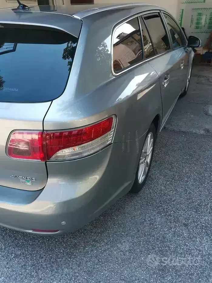 Usata Toyota Avensis 126 CV (92 kW) 2011 Grigio Station wagon